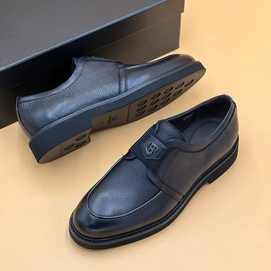 Mocassin Nevisse Signature – Élégance en cuir noir avec emblème métallique