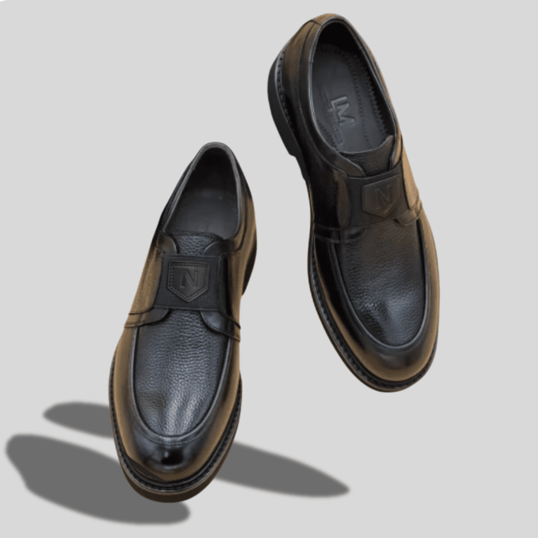Mocassin Nevisse Signature – Élégance en cuir noir avec emblème métallique - NEVISSE