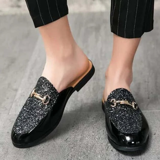 Mules Noires à Paillettes avec Détail Doré Élégant